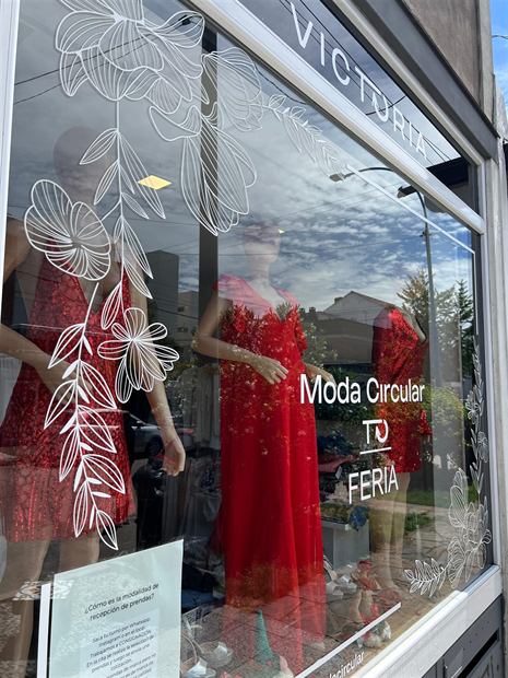 Vidriera de Victoria Moda Circular sobre la calle